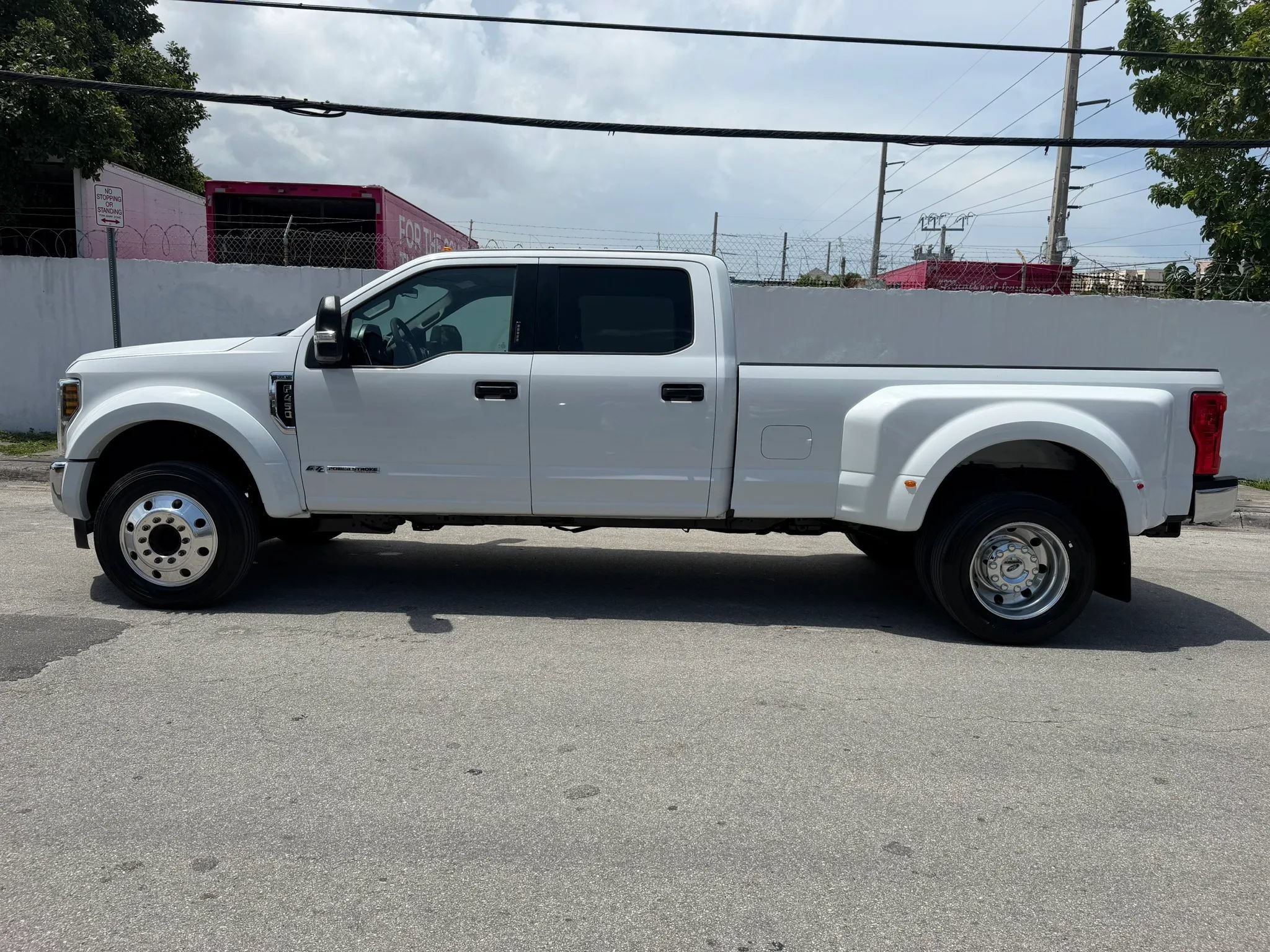 Used 2018 Ford F450 XLT w/ Camper Package RWD image 2