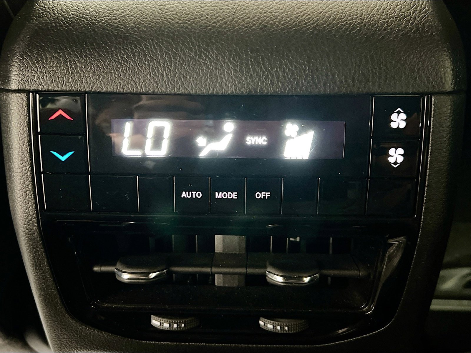 Used 2024 Jeep Grand Cherokee L Altitude AWD/4WD image 18