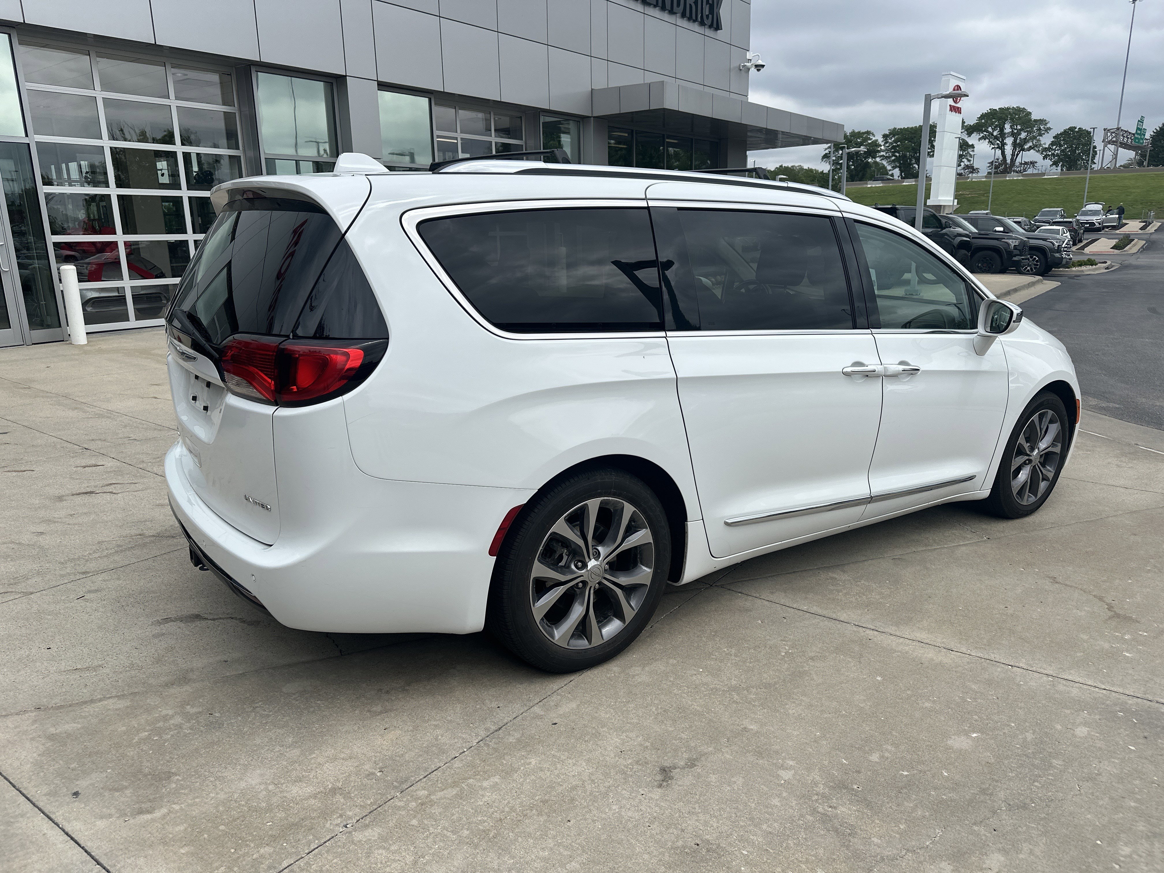 Used 2017 Chrysler Pacifica Limited FWD image 6
