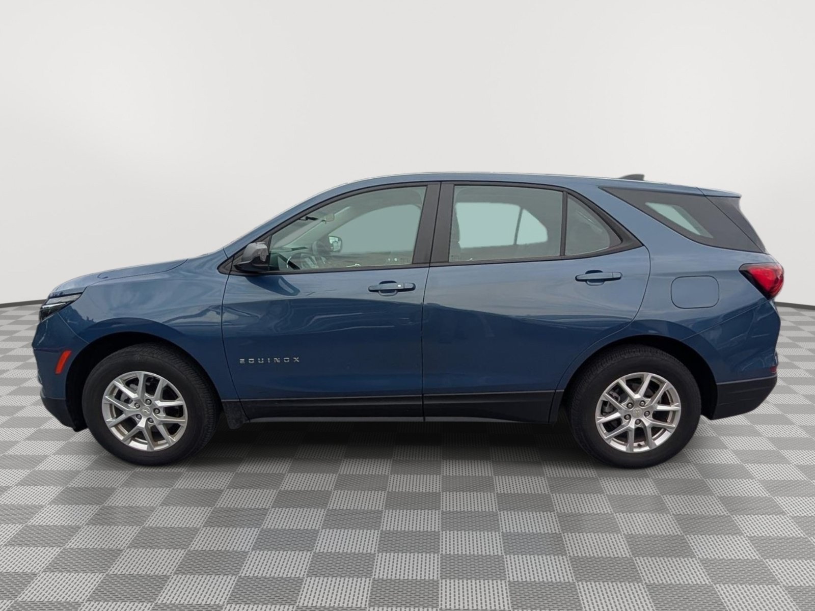 Used 2024 Chevrolet Equinox LS w/ Driver Confidence II Package AWD/4WD image 2