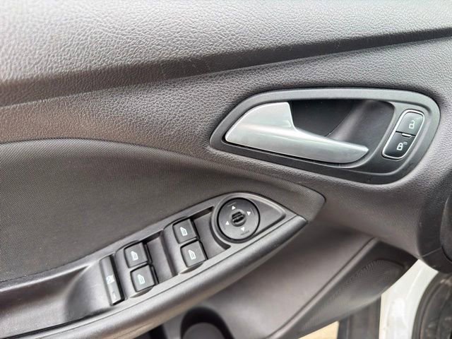 Used 2015 Ford Focus SE w/ SE Cold Weather Package FWD image 19