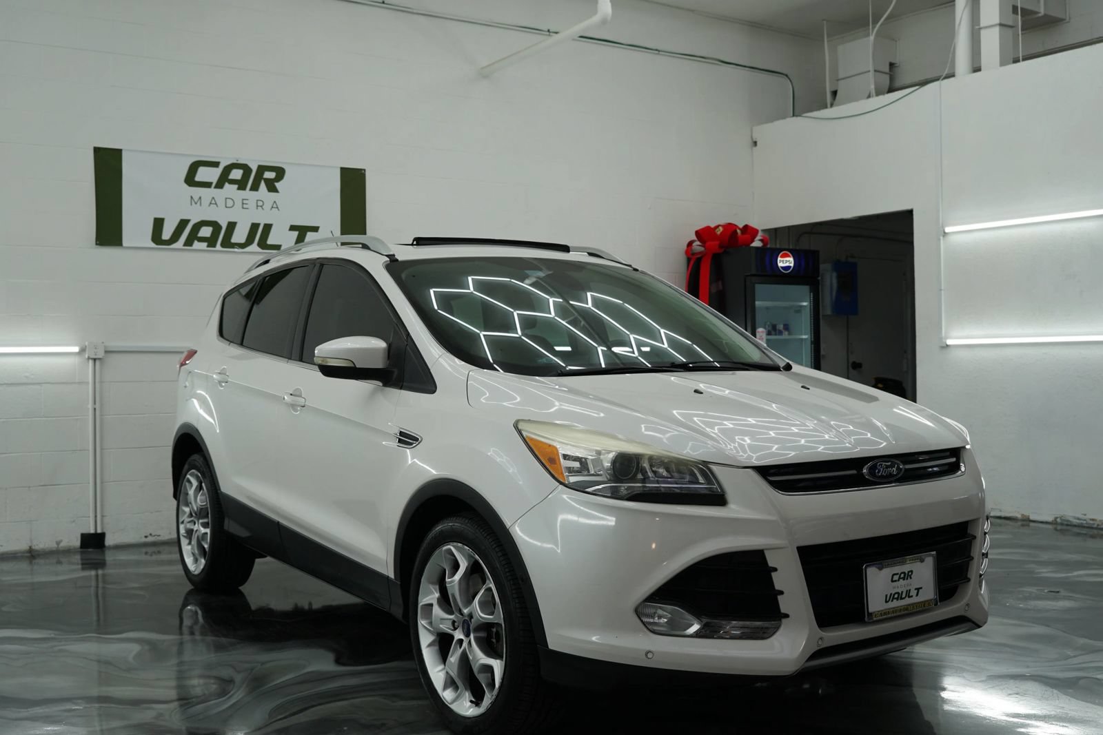 Used 2015 Ford Escape Titanium w/ Equipment Group 301A FWD image 3