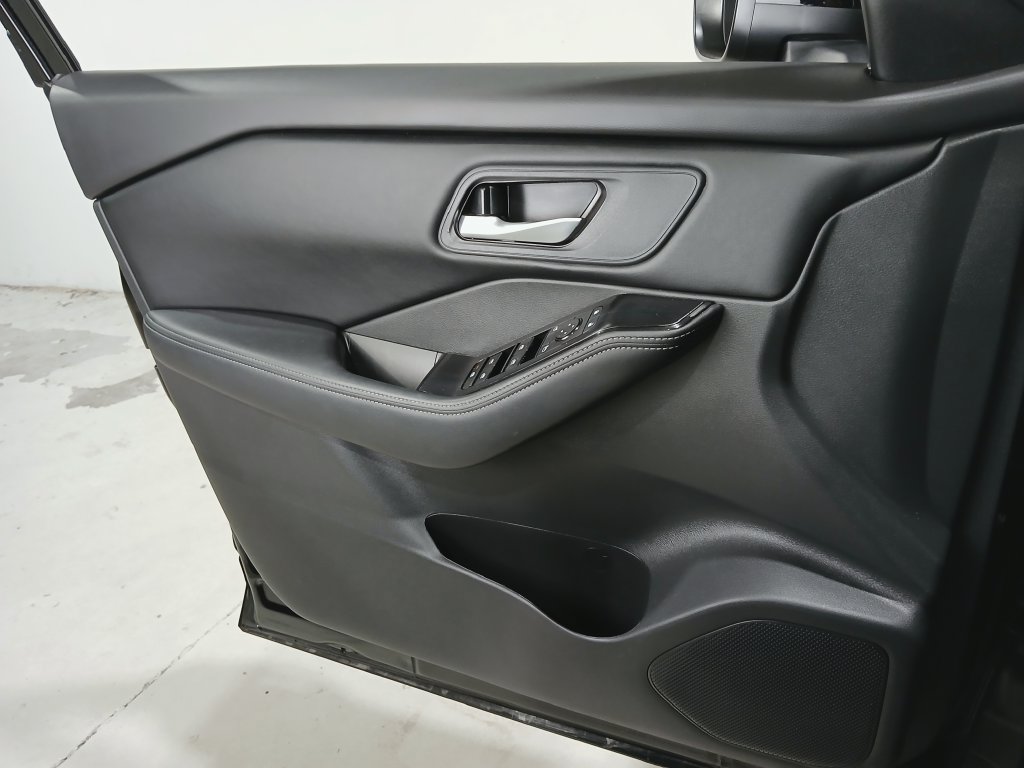 Used 2026 Nissan Rogue SV AWD/4WD image 30