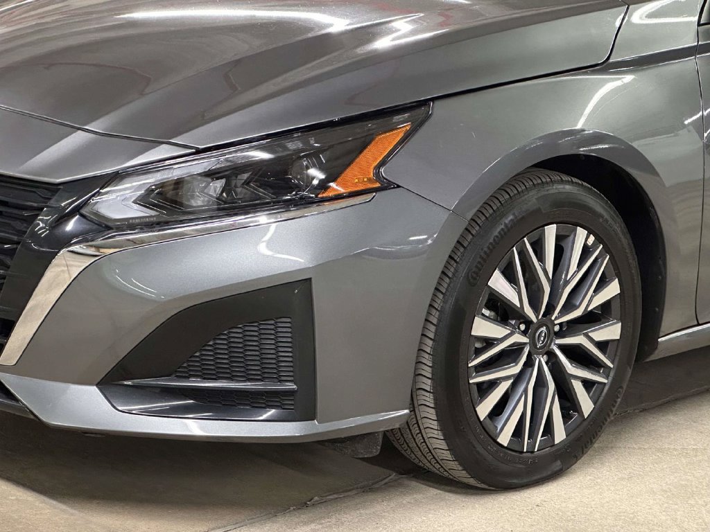 Used 2025 Nissan Altima 2.5 SV FWD image 8