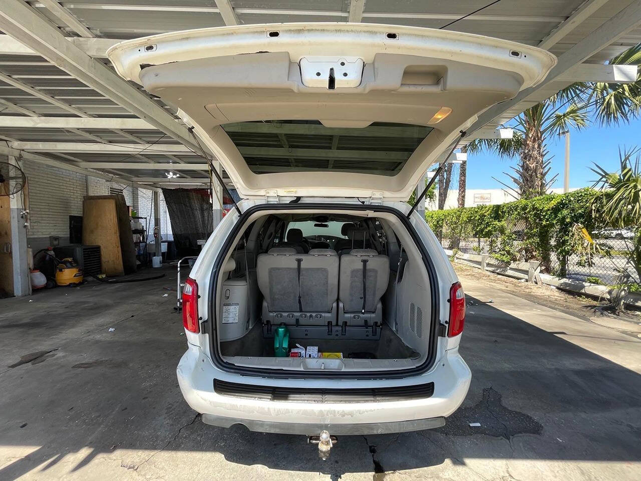 Used 2005 Chrysler Town & Country LX w/ Popular Equipment Group II FWD image 4