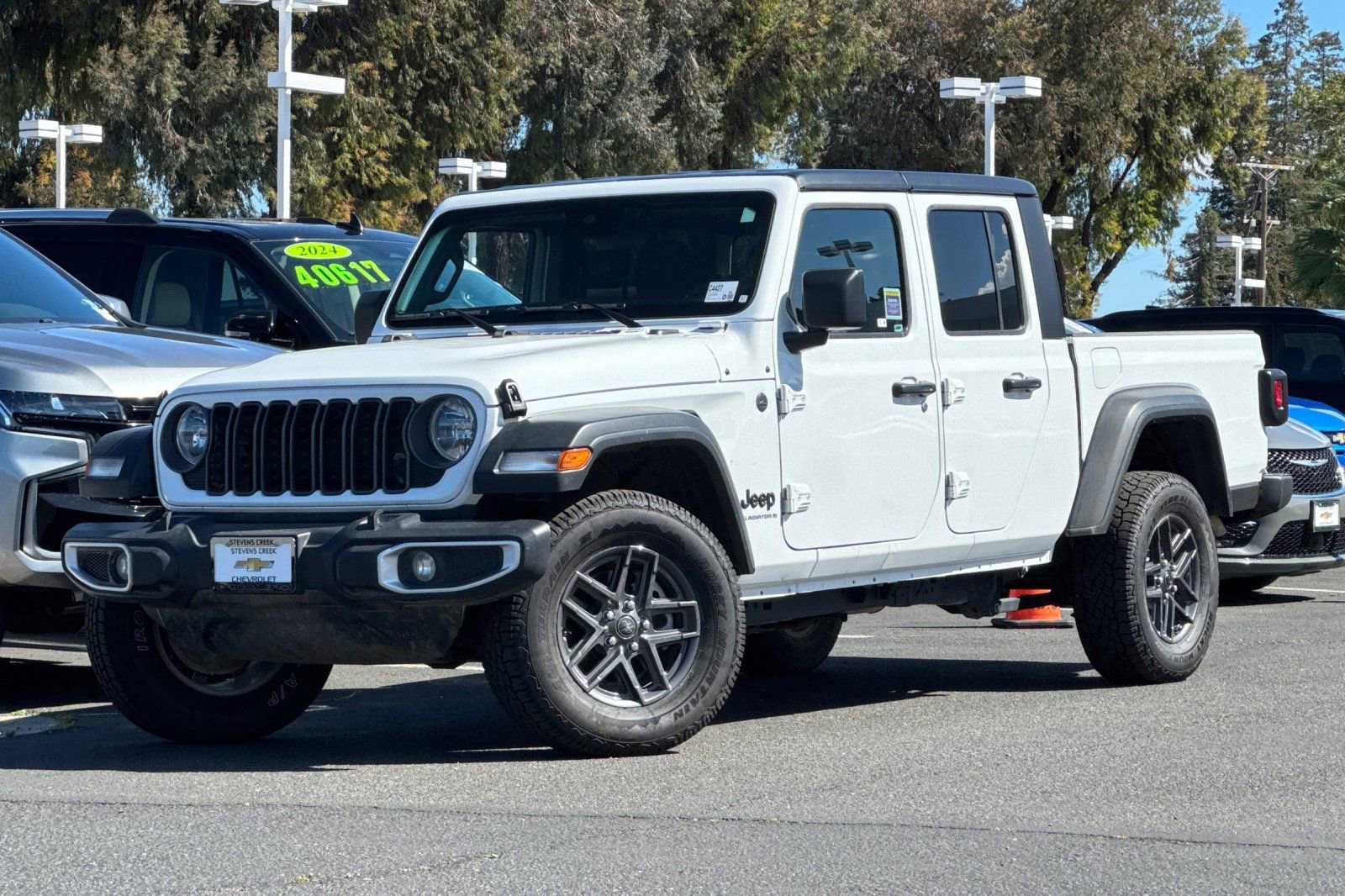 Used 2025 Jeep Gladiator Sport image 9