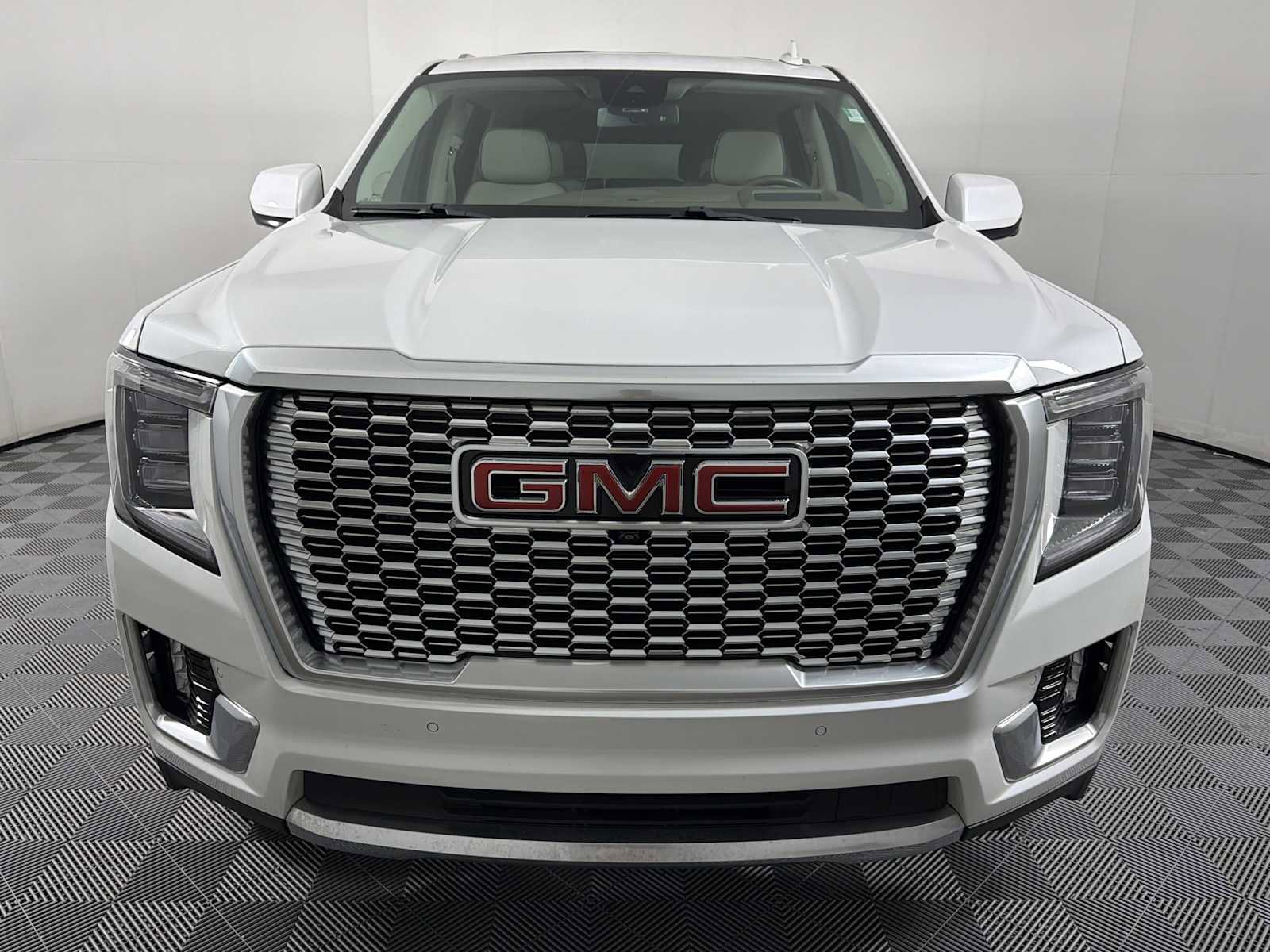 Used 2023 GMC Yukon XL Denali AWD/4WD image 2