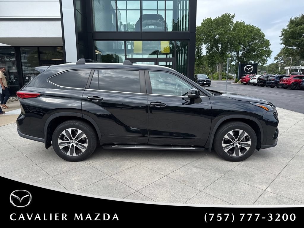 Used 2023 Toyota Highlander XLE AWD/4WD image 5
