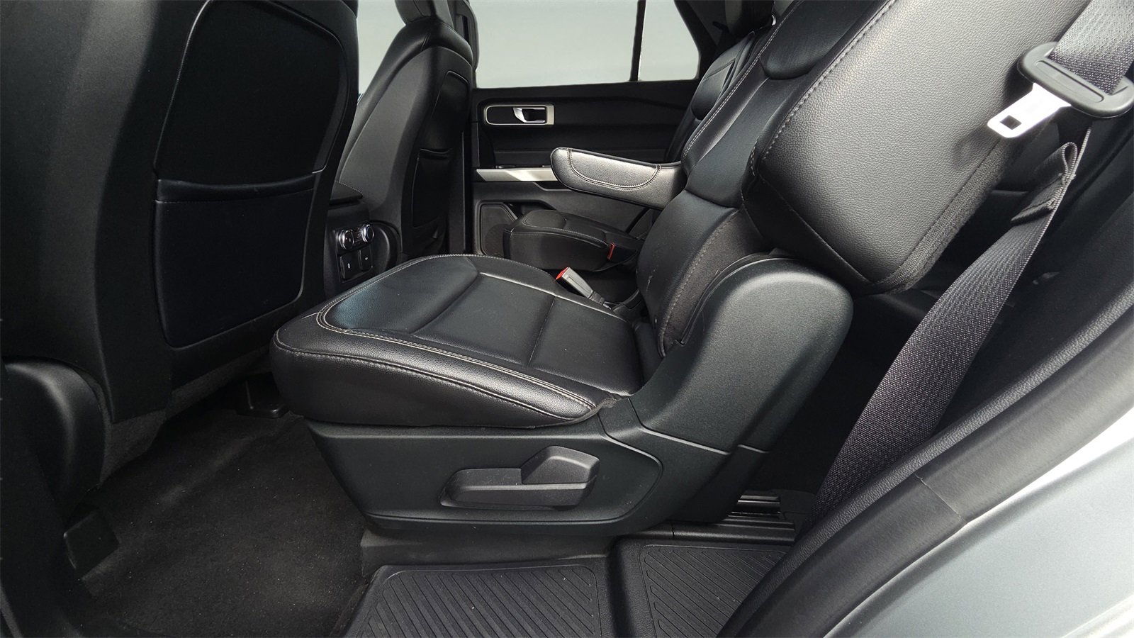 Used 2020 Ford Explorer XLT w/ Equipment Group 202A image 18