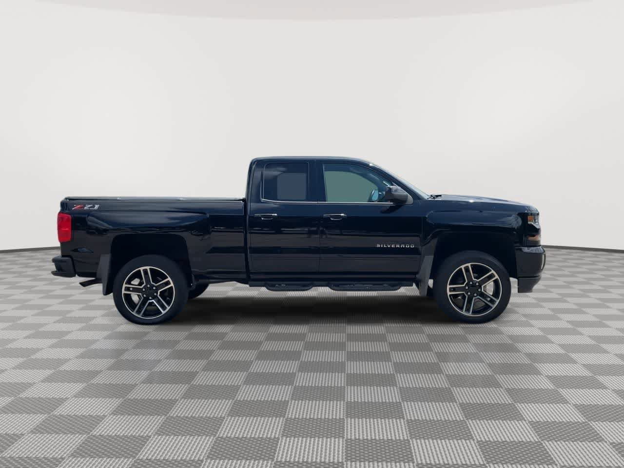 Used 2018 Chevrolet Silverado 1500 LT w/ All Star Edition AWD/4WD image 9