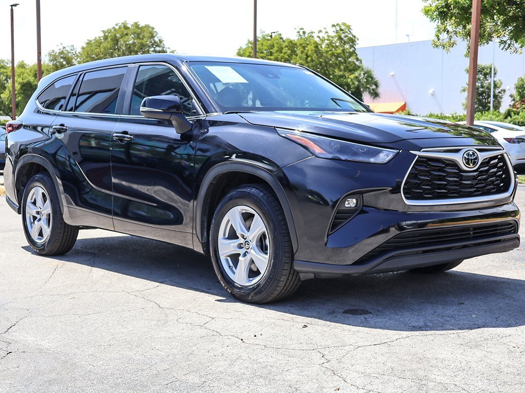 Used 2024 Toyota Highlander LE image 2