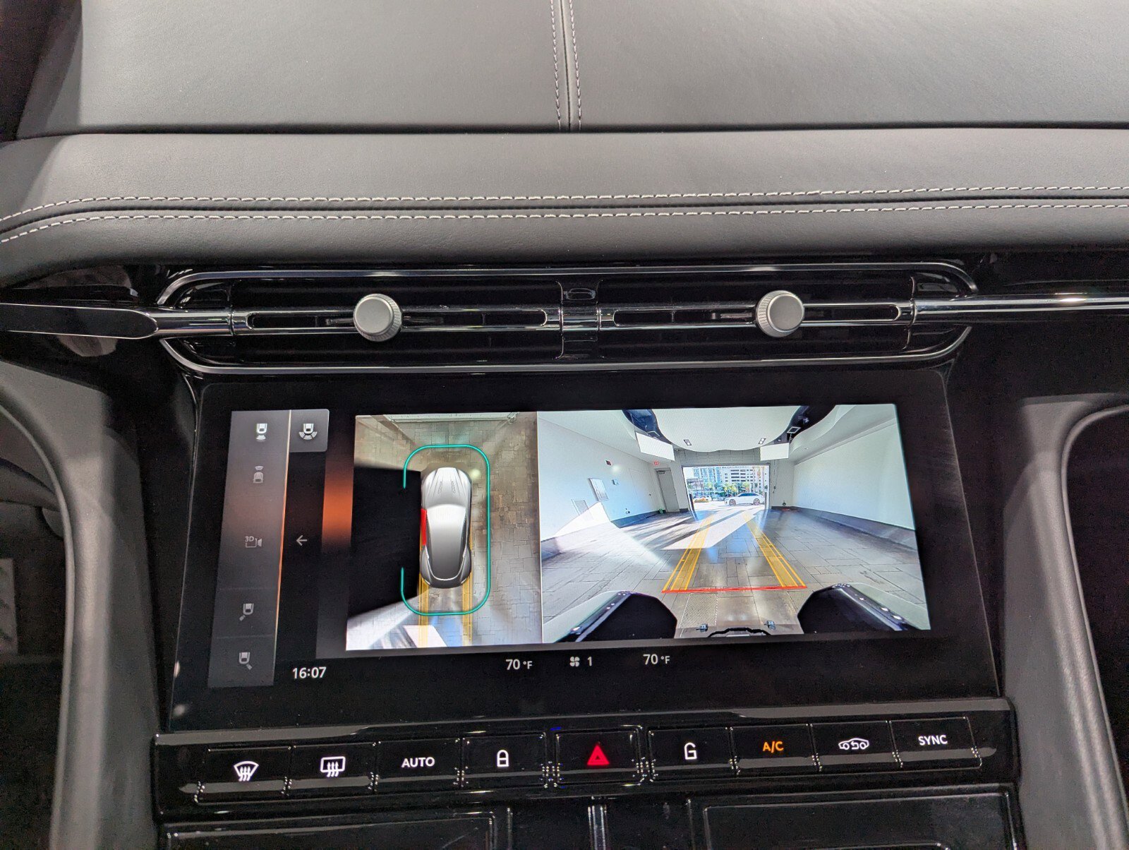 Used 2025 Aston Martin DB12 Coupe image 13