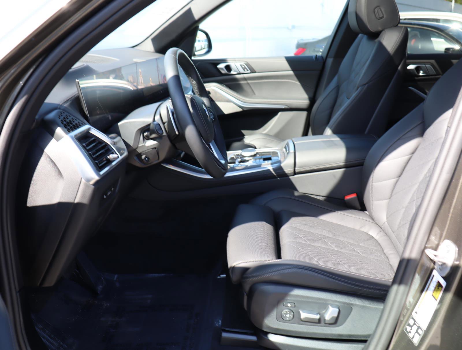 Used 2025 BMW X5 xDrive40i w/ Premium Package image 16