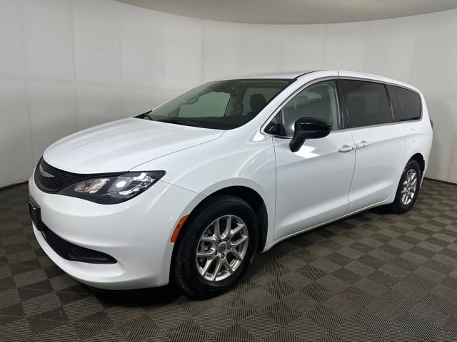 Used 2024 Chrysler Voyager LX image 7