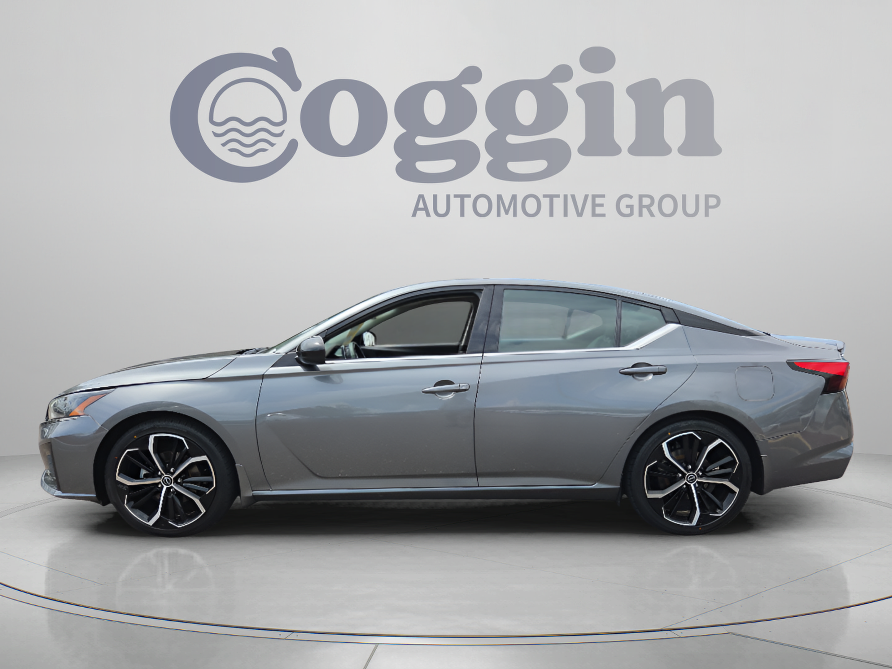 Used 2023 Nissan Altima 2.5 SR FWD image 2