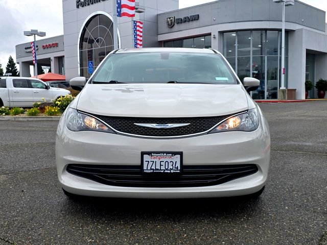 Used 2017 Chrysler Pacifica Touring w/ Tire & Wheel Group FWD image 2