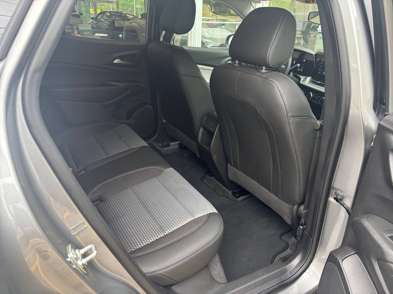Used 2025 Chevrolet Trax LT FWD image 39