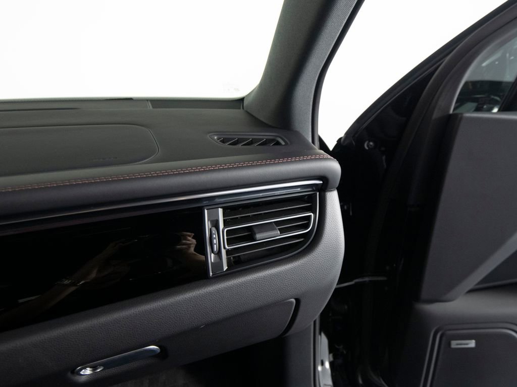 Certified 2025 Porsche Macan AWD/4WD image 31