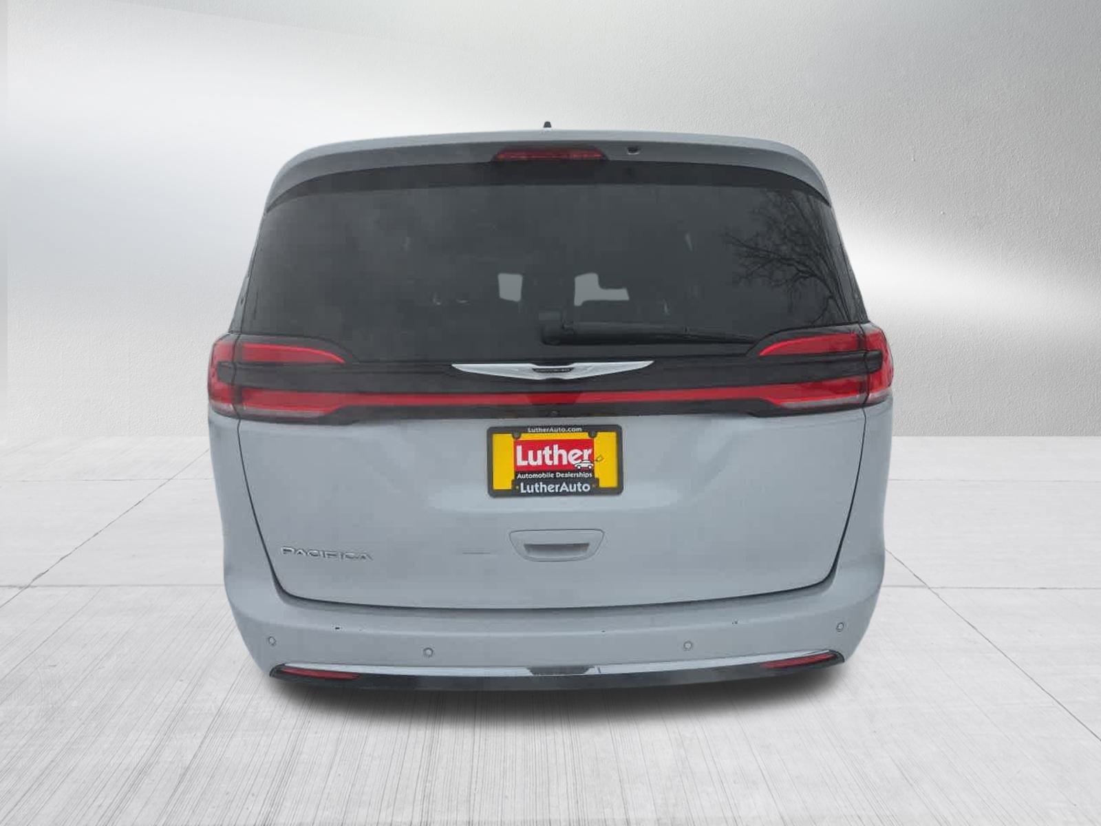 Used 2023 Chrysler Pacifica Touring-L image 4