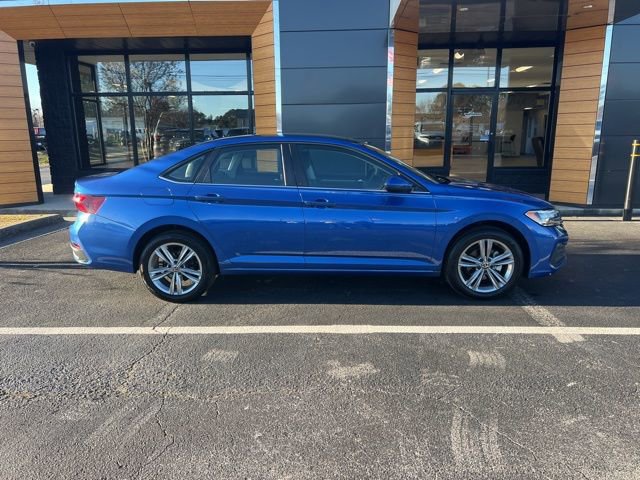 Used 2023 Volkswagen Jetta SE image 2