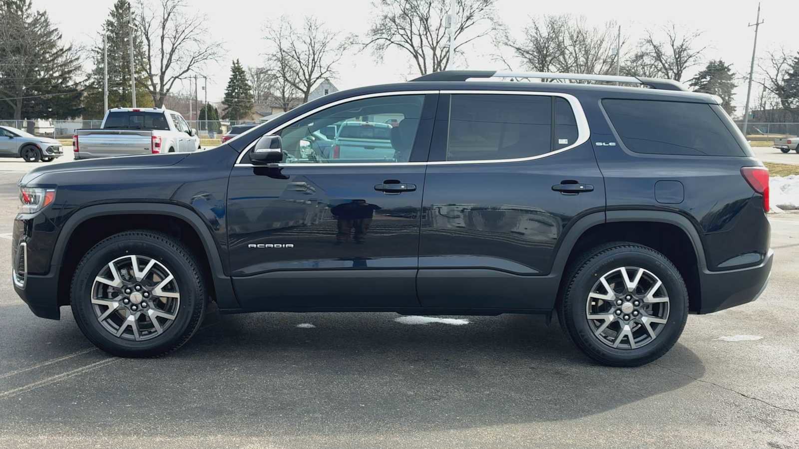 Certified 2022 GMC Acadia SLE w/ Driver Convenience Package image 5