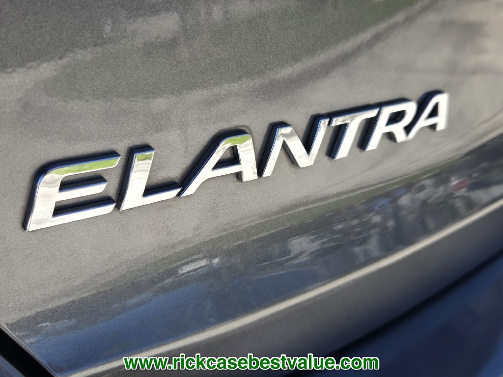 Used 2018 Hyundai Elantra SE w/ SE Connectivity Package 04 FWD image 14