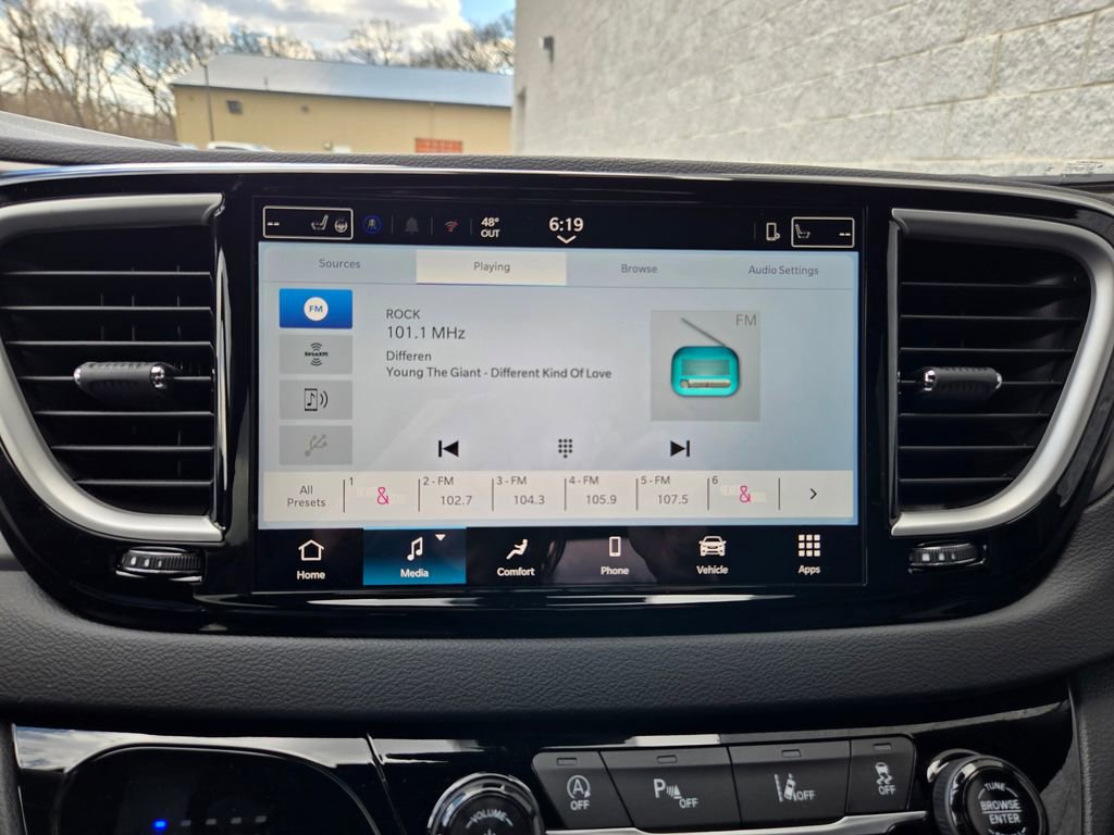 Used 2026 Chrysler Pacifica Select FWD image 24