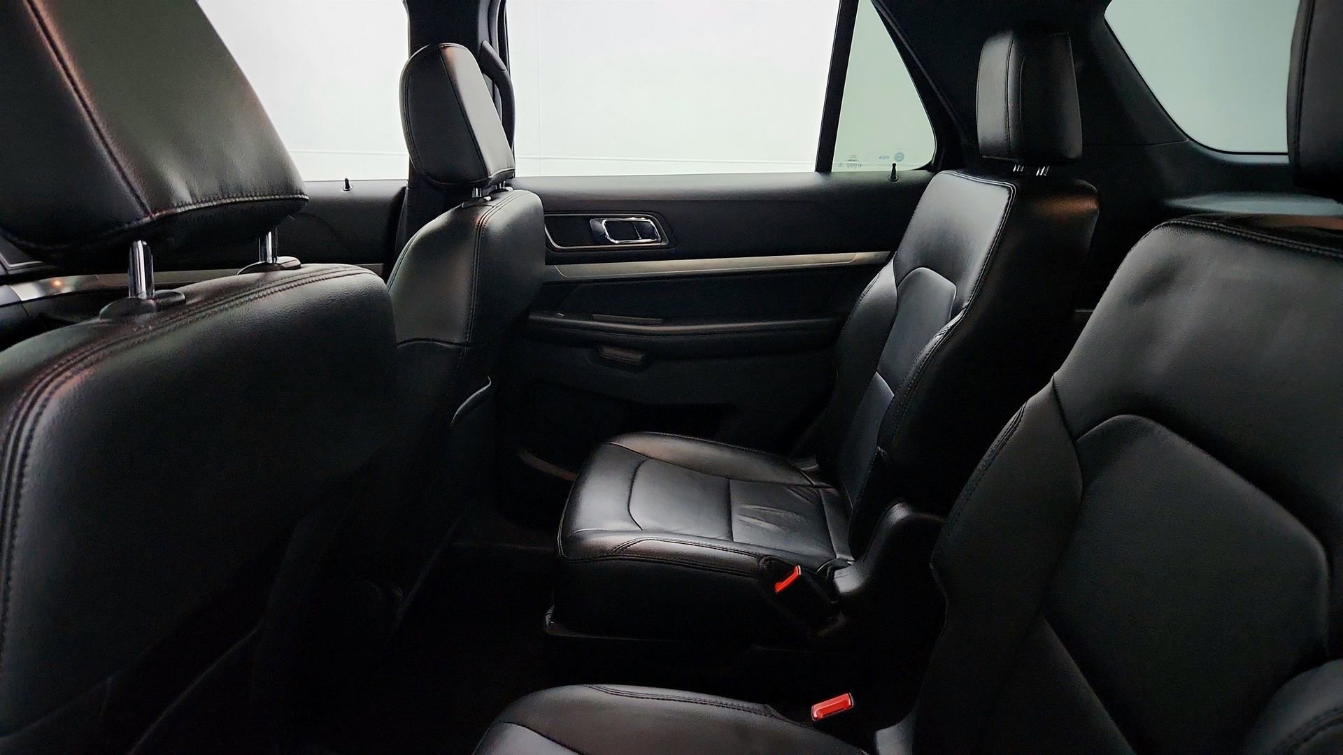 Used 2018 Ford Explorer XLT w/ Equipment Group 202A AWD/4WD image 25
