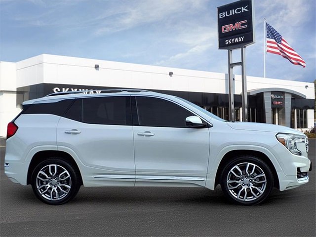Used 2023 GMC Terrain Denali w/ Denali Premium Package image 4
