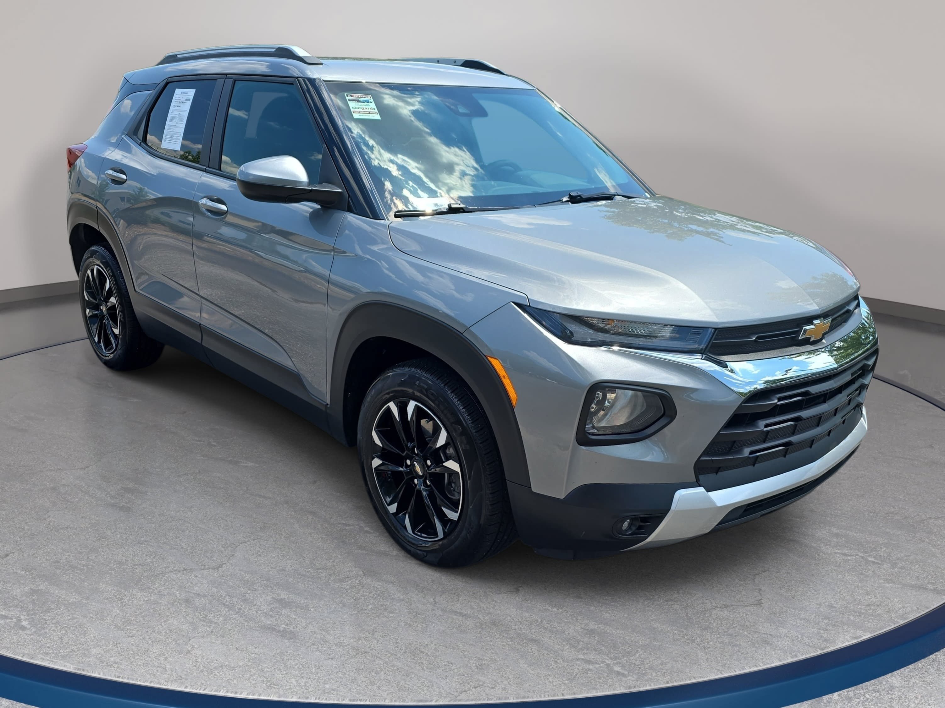 Used 2023 Chevrolet TrailBlazer LT FWD image 3
