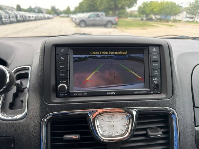 Used 2011 Chrysler Town & Country Touring-L FWD image 21