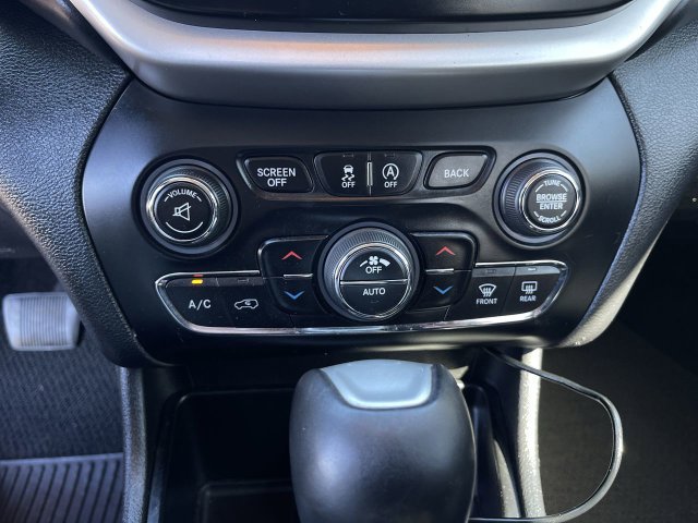 Used 2017 Jeep Cherokee Overland w/ Technology Group FWD image 18