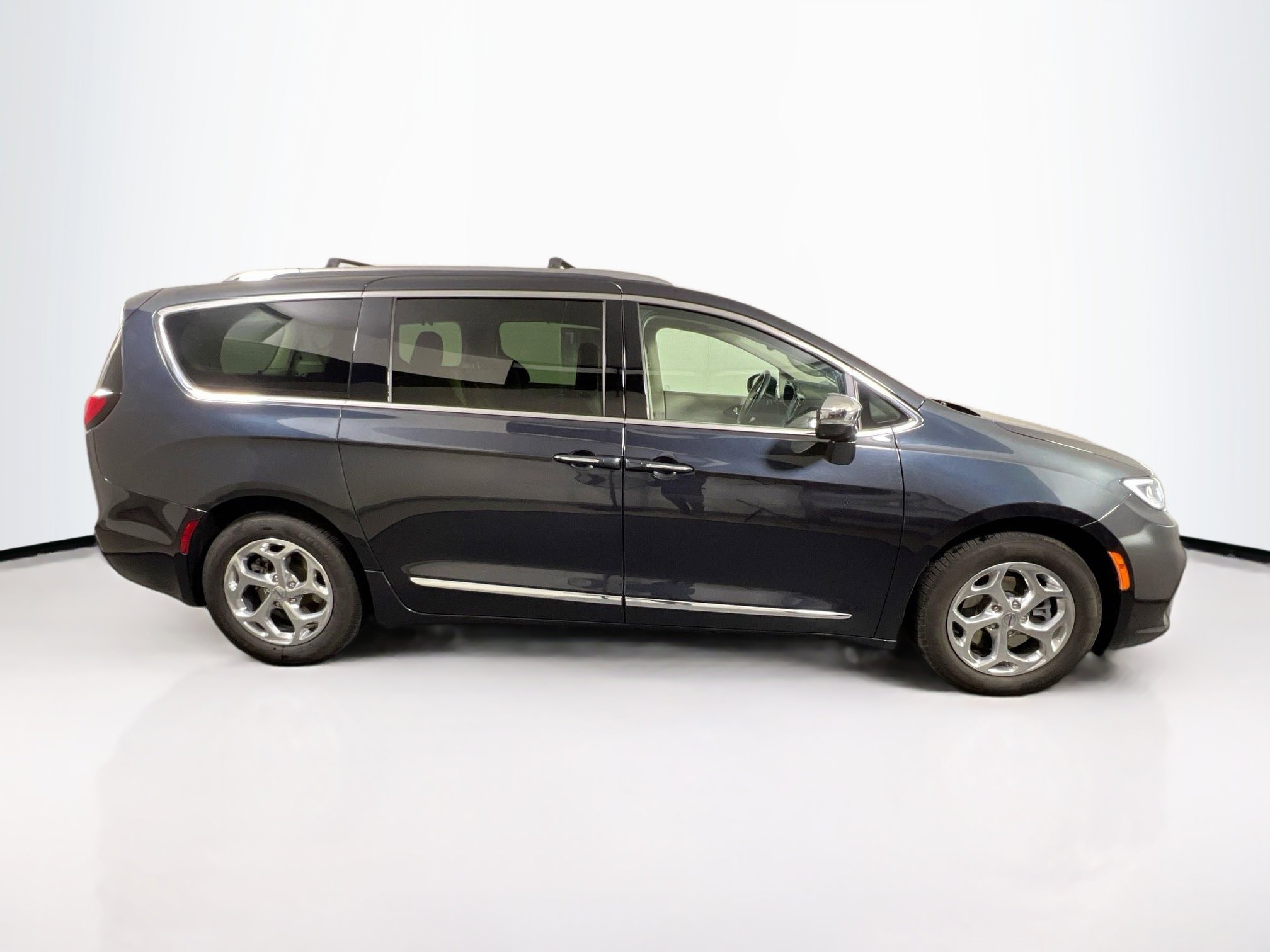 Used 2021 Chrysler Pacifica Limited w/ Uconnect Theater Family Group image 4