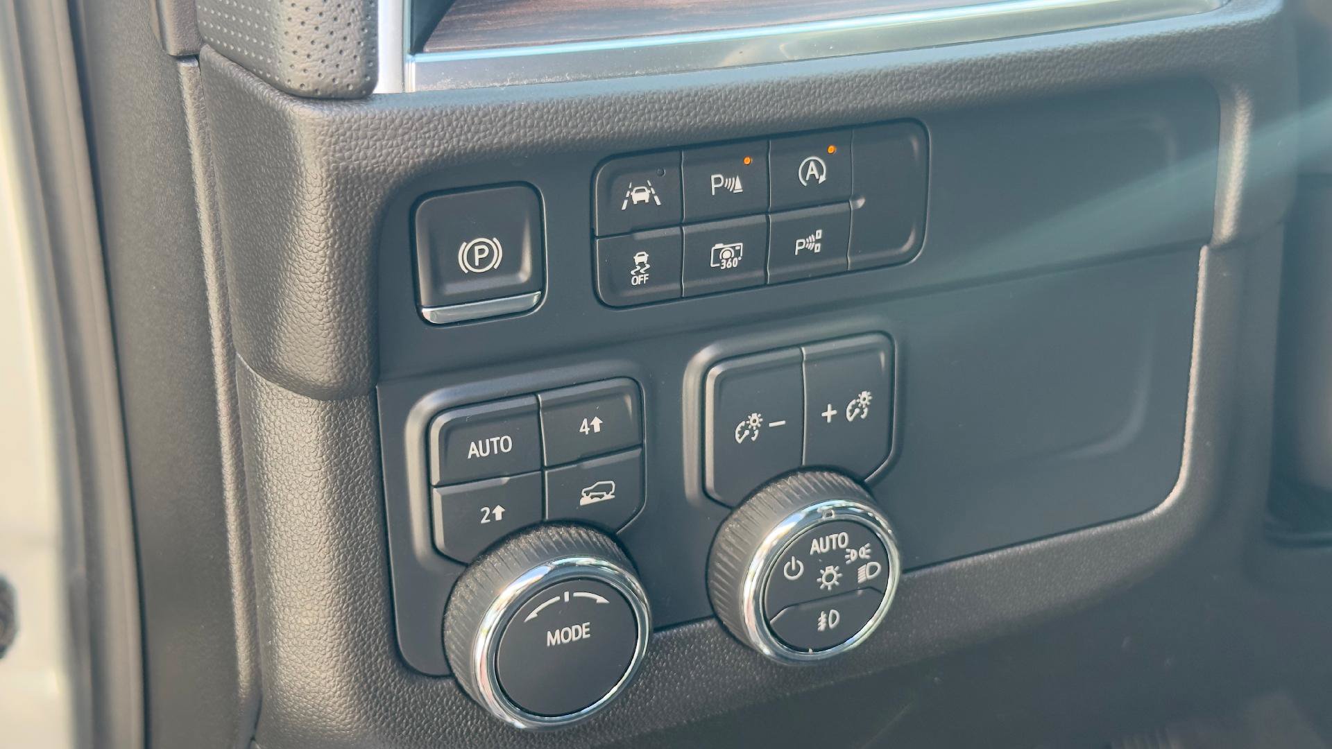 Used 2025 Chevrolet Suburban Premier AWD/4WD image 16
