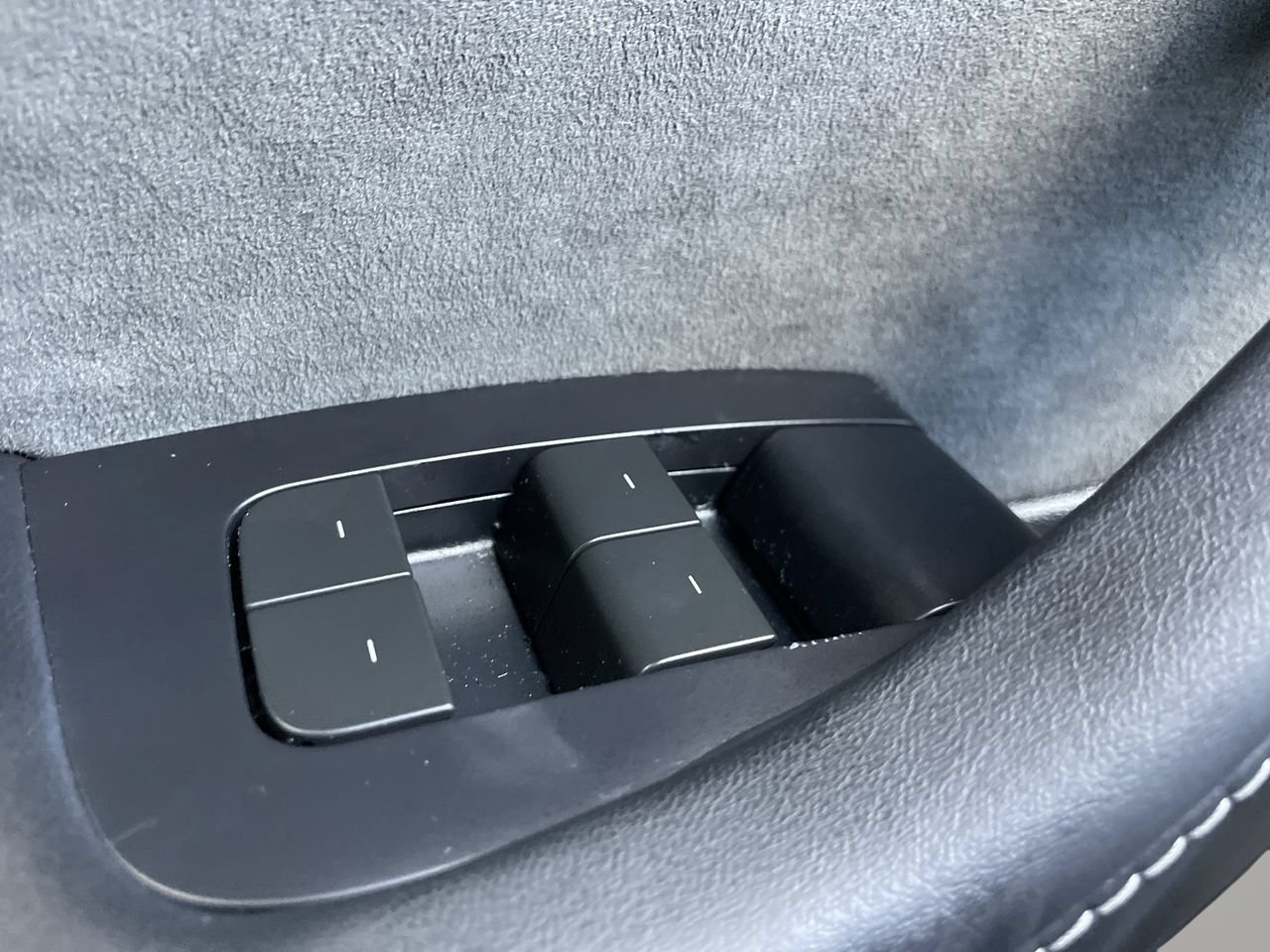 Used 2024 Tesla Model Y Long Range AWD/4WD image 16
