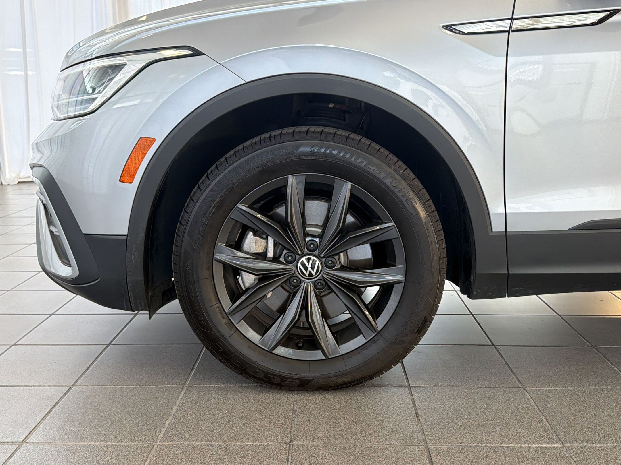 Certified 2024 Volkswagen Tiguan SE w/ Panoramic Sunroof Package AWD/4WD image 12
