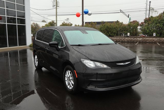Used 2023 Chrysler Voyager LX image 3