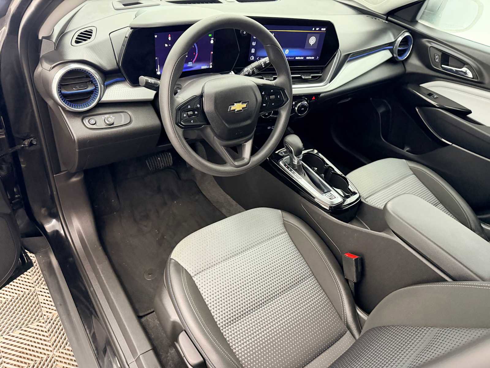 Used 2024 Chevrolet Trax LT image 2