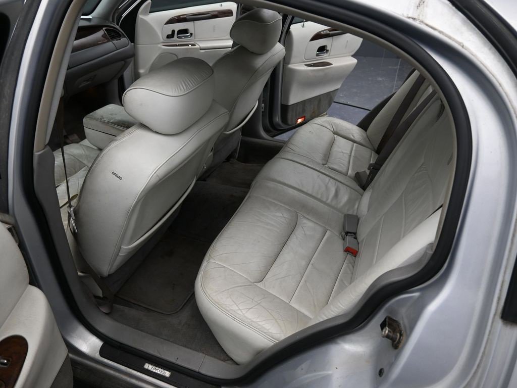 Used 2002 Lincoln Town Car Signature image 22