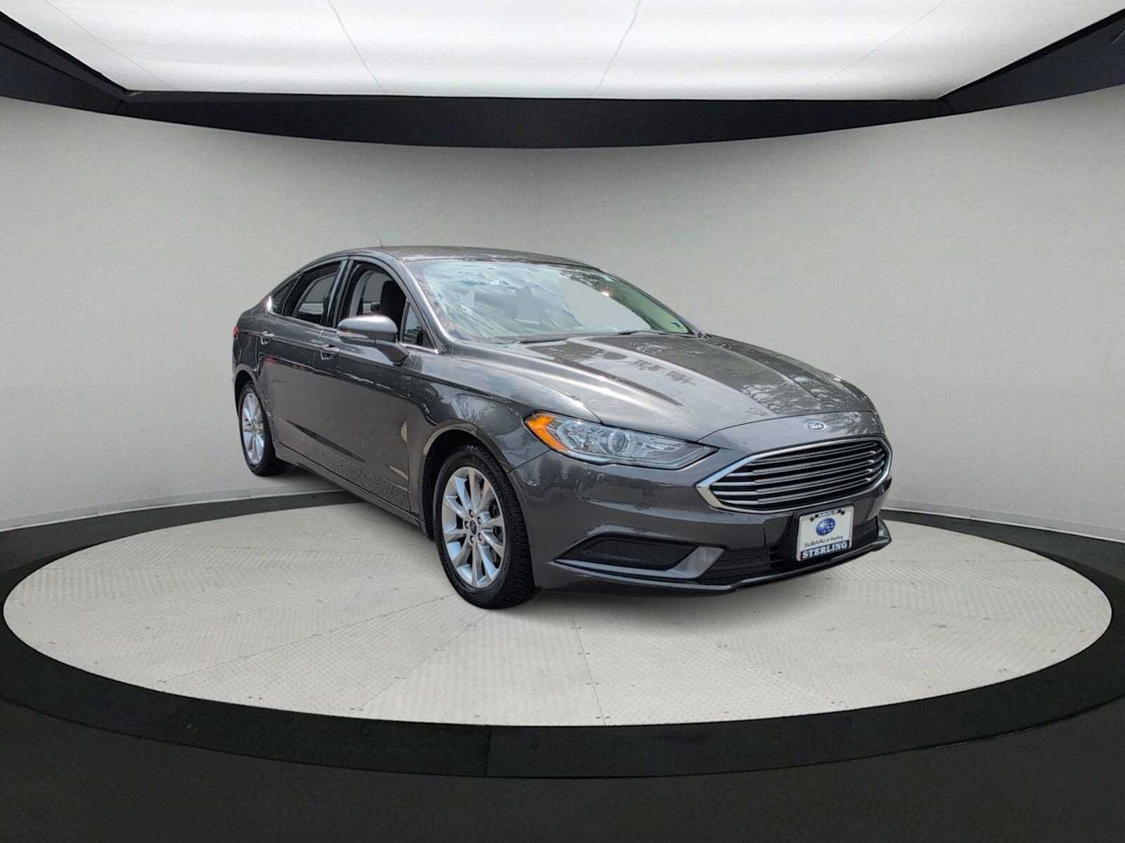 Used 2017 Ford Fusion SE FWD image 2