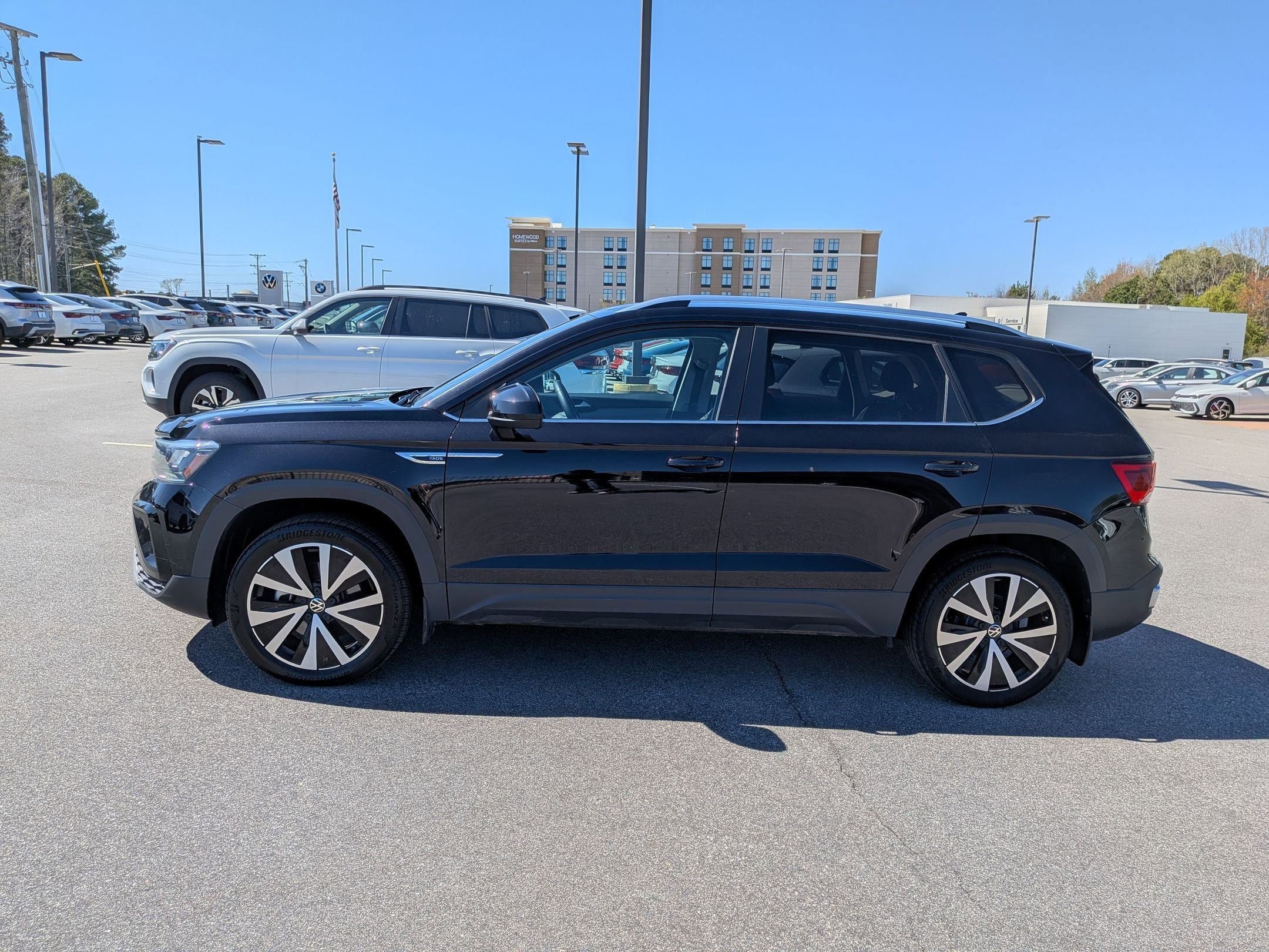 Used 2023 Volkswagen Taos SE FWD image 6