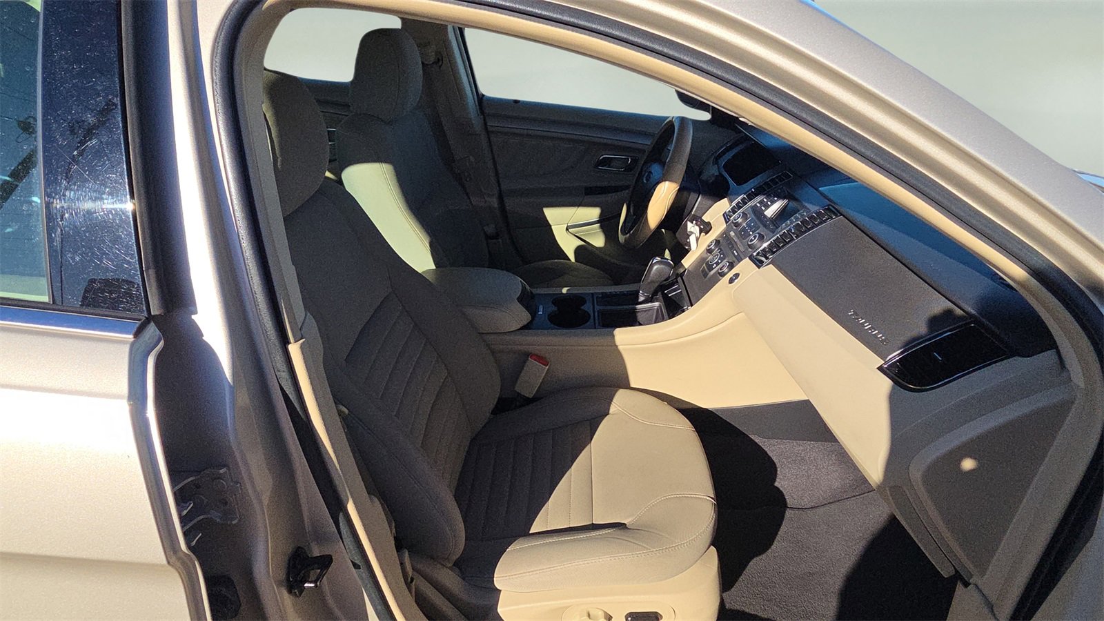 Used 2018 Ford Taurus SE image 25