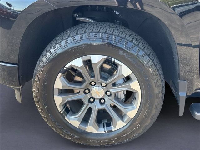 Used 2025 Chevrolet Silverado 1500 High Country w/ Z71 Off-Road Package AWD/4WD image 13
