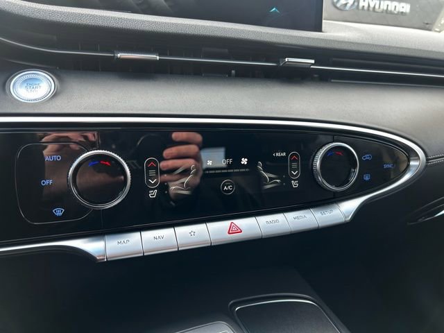 Used 2025 Genesis GV70 2.5T Select image 24