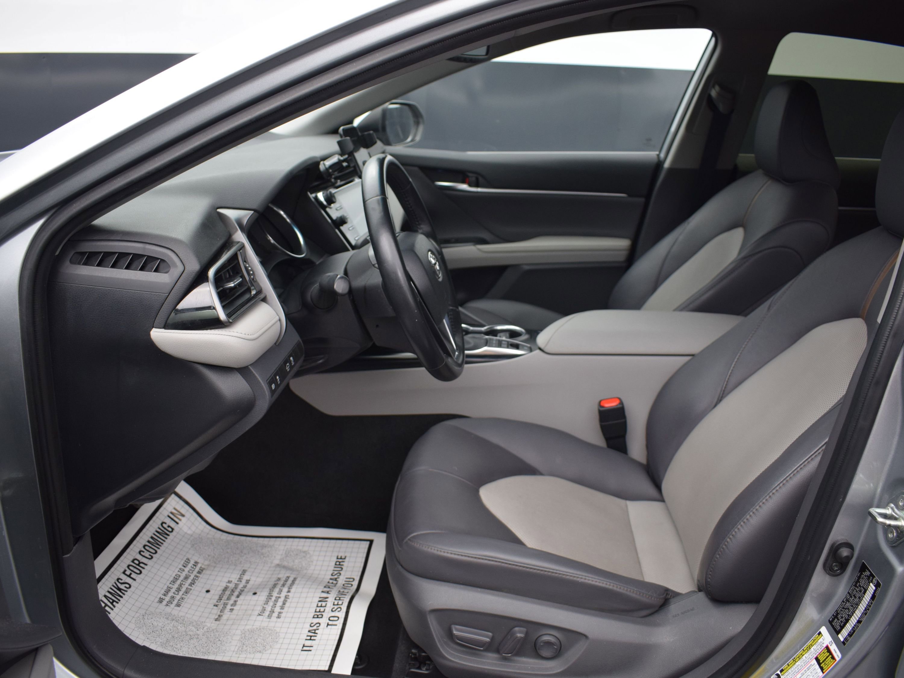 Used 2020 Toyota Camry XLE image 13