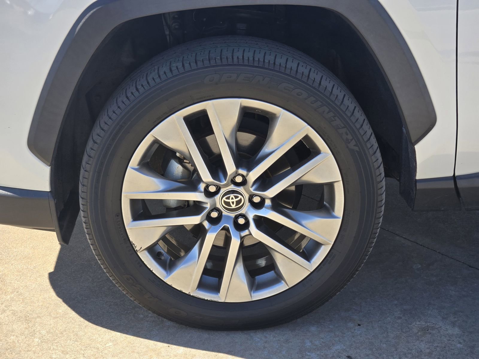 Used 2022 Toyota RAV4 XLE Premium image 14