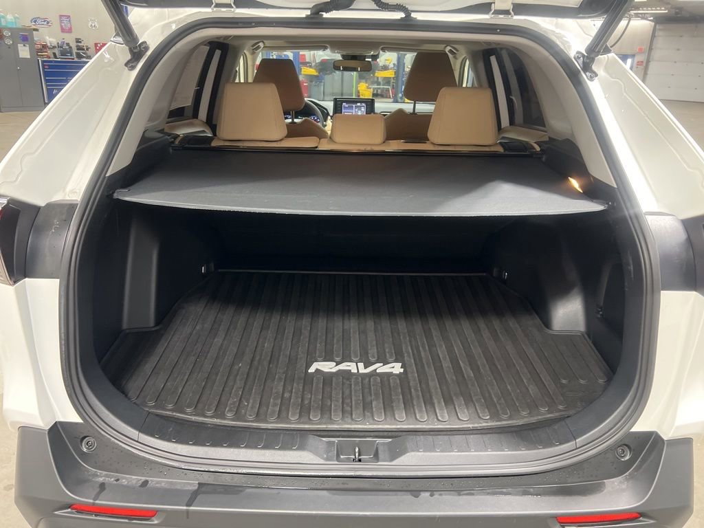 Used 2020 Toyota RAV4 XLE w/ Convenience Package image 11