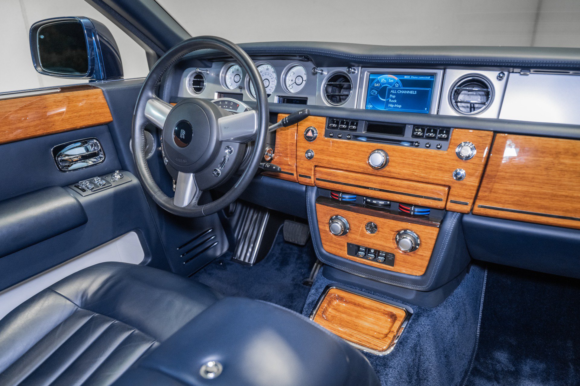 Used 2011 Rolls-Royce Phantom Sedan RWD image 52