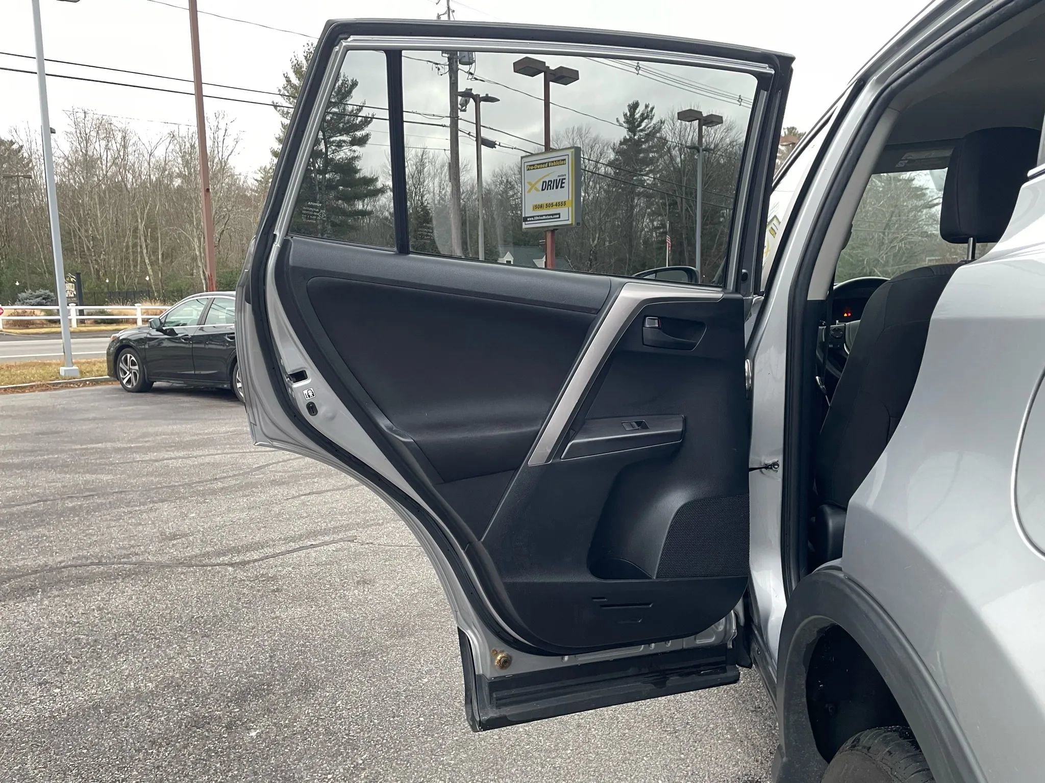 Used 2018 Toyota RAV4 LE w/ Carpet Mat Package image 35