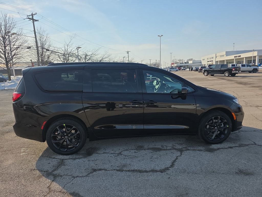 New 2026 Chrysler Pacifica Select AWD/4WD image 6